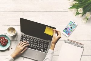 picture of a laptop with postnote